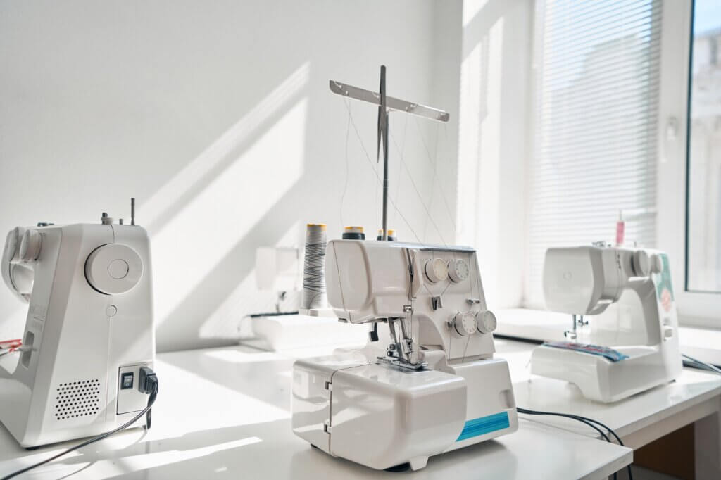 Atelier de cusut, mașini de cusut la fereastră.